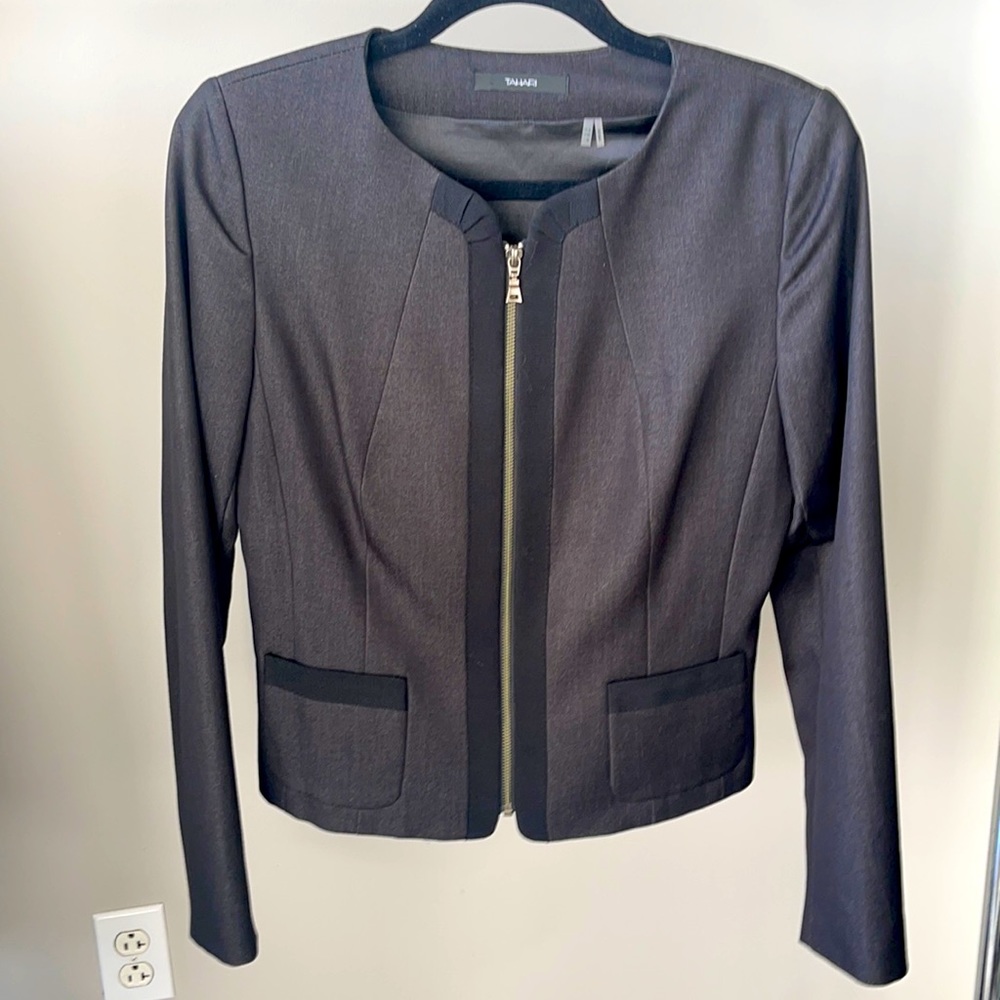 Tahari zip front woman’s blazer